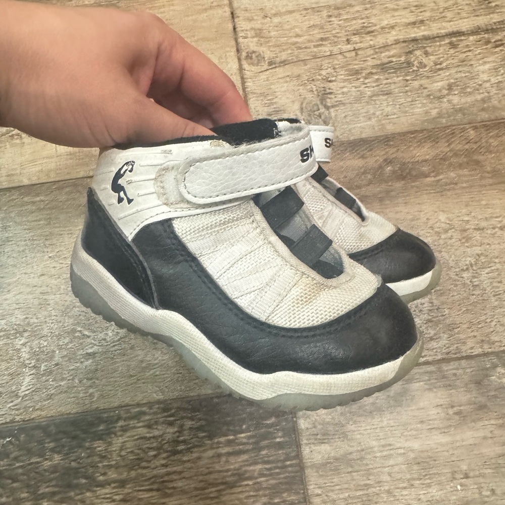 Shaq toddler size 6c Black and White Kids Sneakers